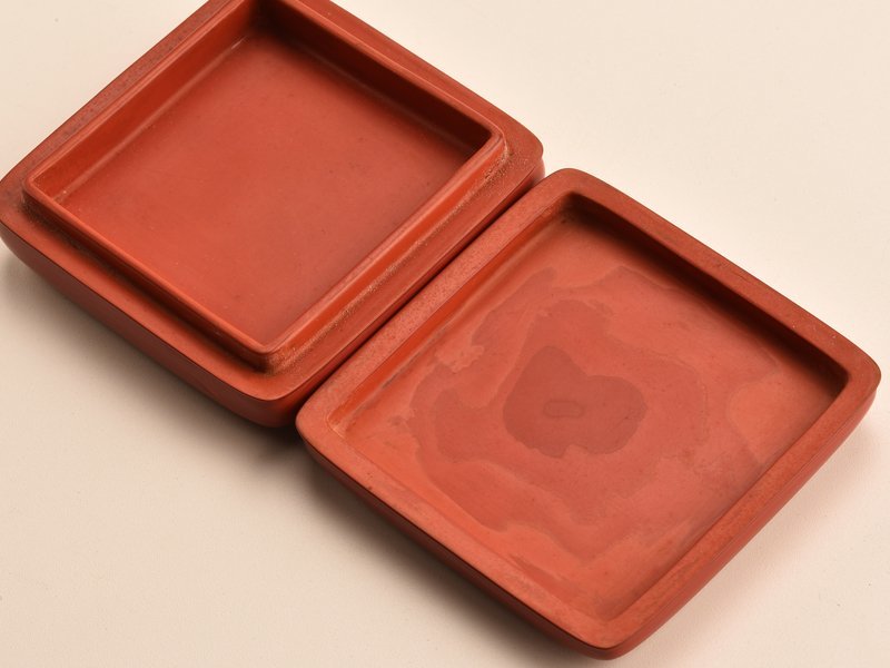 流 六峯仙史作 堆朱達磨彫香合 共箱 TE060(香合)｜売買