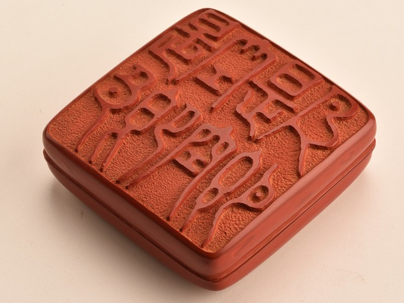 流 六峯仙史作 堆朱達磨彫香合 共箱 TE060(香合)｜売買