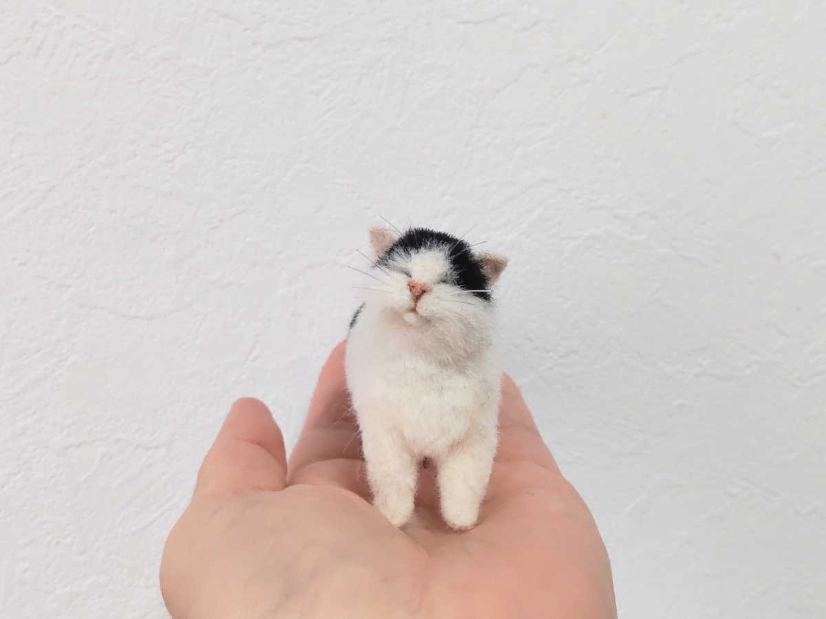 obu＊ハンドメイド＊ 羊毛フェルト 猫 はちわれ 白黒猫 和猫 ねこ 立ち