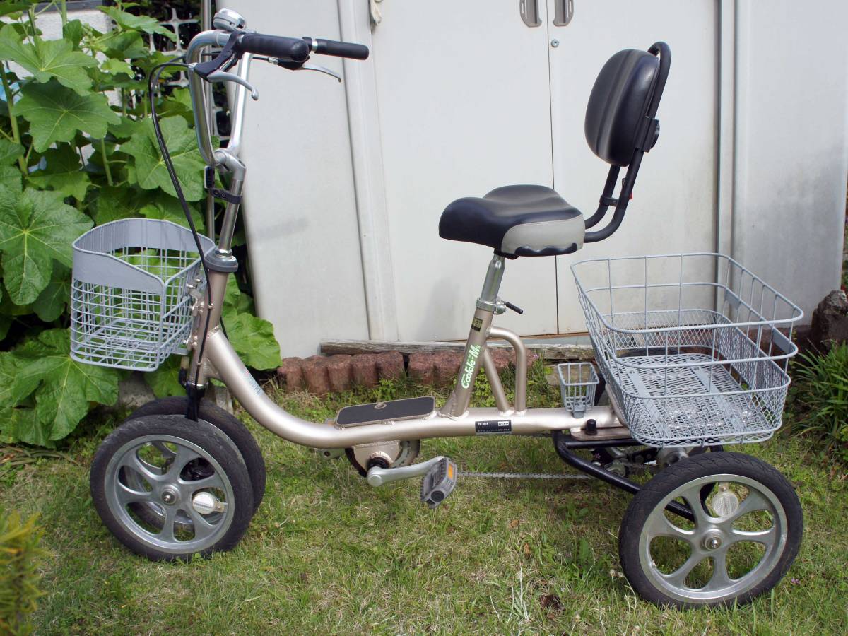 転びにくい、倒れにくい、パンクしない、ユニバーサル四輪自転車