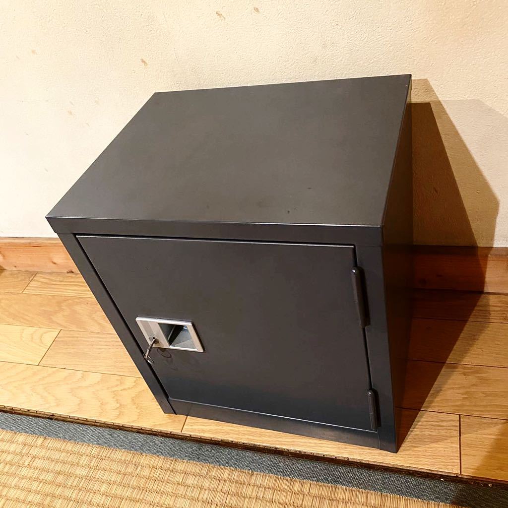 美品 鍵付き ガンロッカー 弾薬 弾丸 シェルスチール 装弾 猟銃グレー  