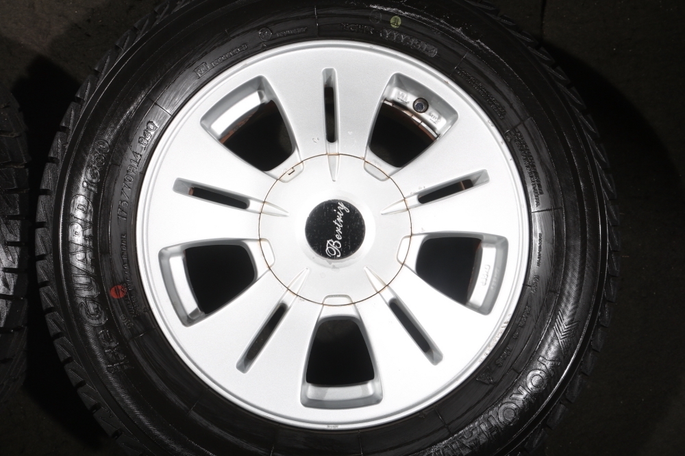 ☆バリ山 175/70R14 国産ヨコハマ スタッドレス 4本 アレックス