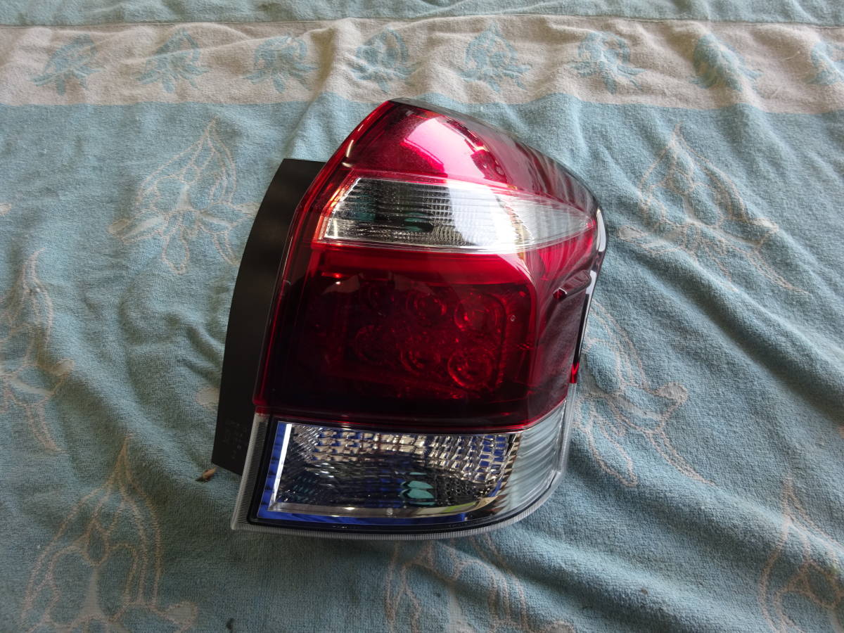 トヨタ カローラフィールダー 右テールランプ koito 13-108