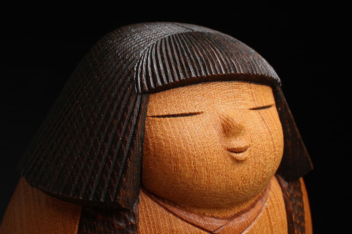 ED483 【吉田多加志 作】創作こけし「わらべ」高15.2cm 重541g 立札付