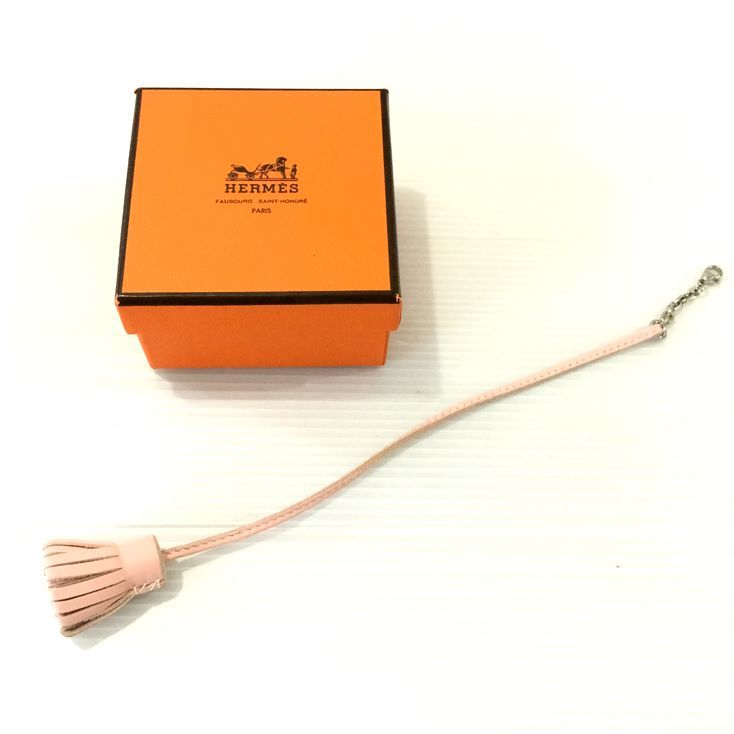 新品✨HERMES エルメス カルメンチータ プチポンポン チャーム レザー