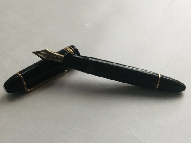 モンブラン高級黒限定小型ボールペン 黒ダイヤ？付き Montblanc ボールペン黒 高級 モンブラン高級黒限定小型ボールペン 黒