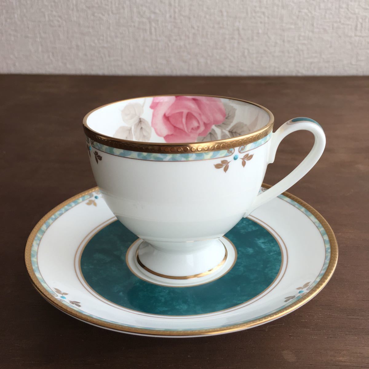 即決☆MARUMIナルミボーンチャイナ カレス薔薇 カップ&ソーサー 2客 