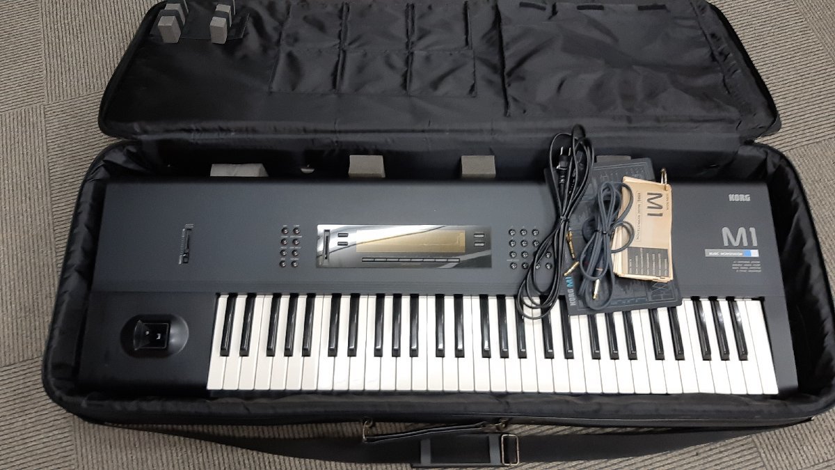 07S98□KORGM1 シンセサイザー ケース付き□ シンセサイザー M1 KORG