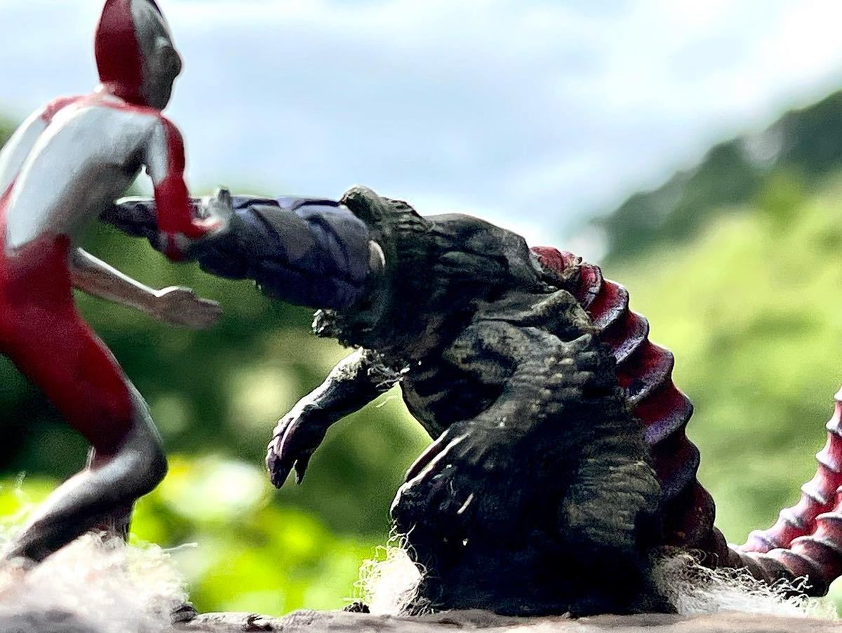 海洋堂 フィギュア シン・ウルトラマン ガボラ VS ウルトラマン(回転