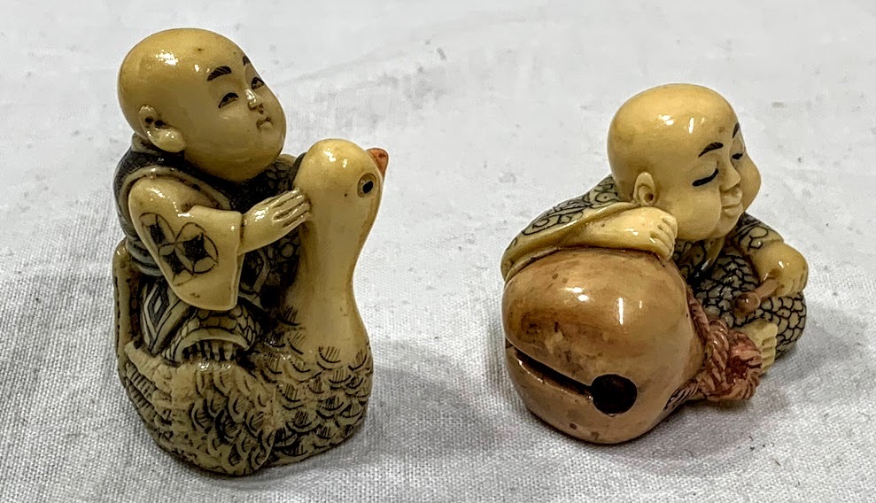 [根付の小宇宙] 根付　彫刻 細密細工　骨董　アンティーク 時代物 根付師 雅俊 在銘 象牙風 彫刻 細密細工 居眠り/騎鶴お坊さん 2
