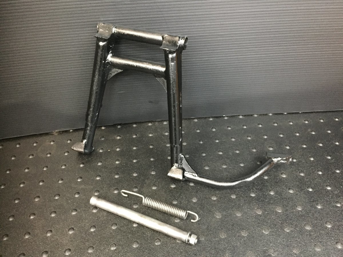 カワサキ | 650RS⁄W3 メインスタンドを立てるとリヤタイヤが接地 W3 W1
