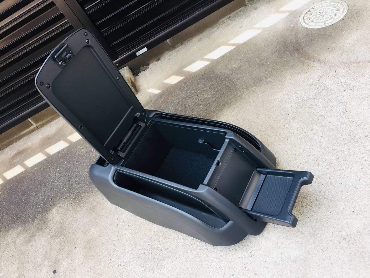 新車納車前外し現行ハイエース200系6型ナローセンターコンソール黒系傷など無く超美品専用取り付けネジ4本付きスエード下敷き3枚綺麗
