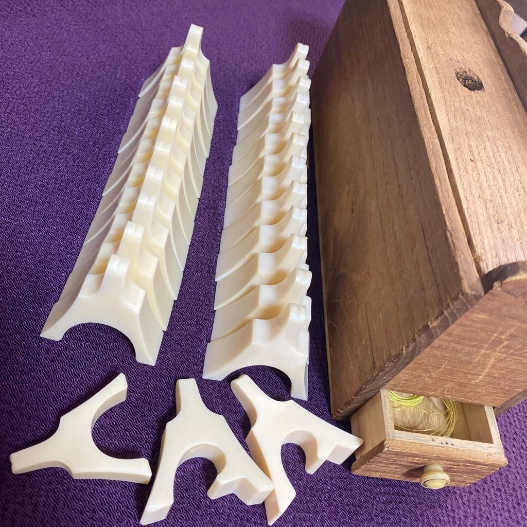 琴柱 26個引き出し付き桐箱付き お琴琴柱 桐箱 お琴付属品 和楽器 琴道 富士山木箱入り 品(筝、琴)|売買されたオークション情報 ...