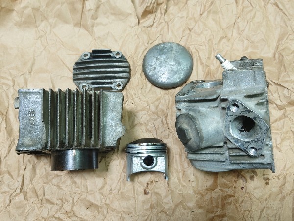 ホンダの モンキー 6ボルト 横型エンジン dax70のビックヘッドとキタコ