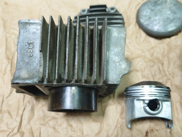 ホンダの モンキー 6ボルト 横型エンジン dax70のビックヘッドとキタコ