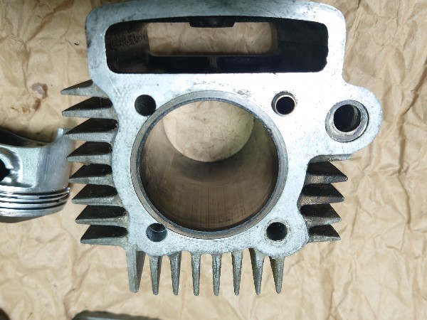 ホンダの モンキー 6ボルト 横型エンジン dax70のビックヘッドとキタコ
