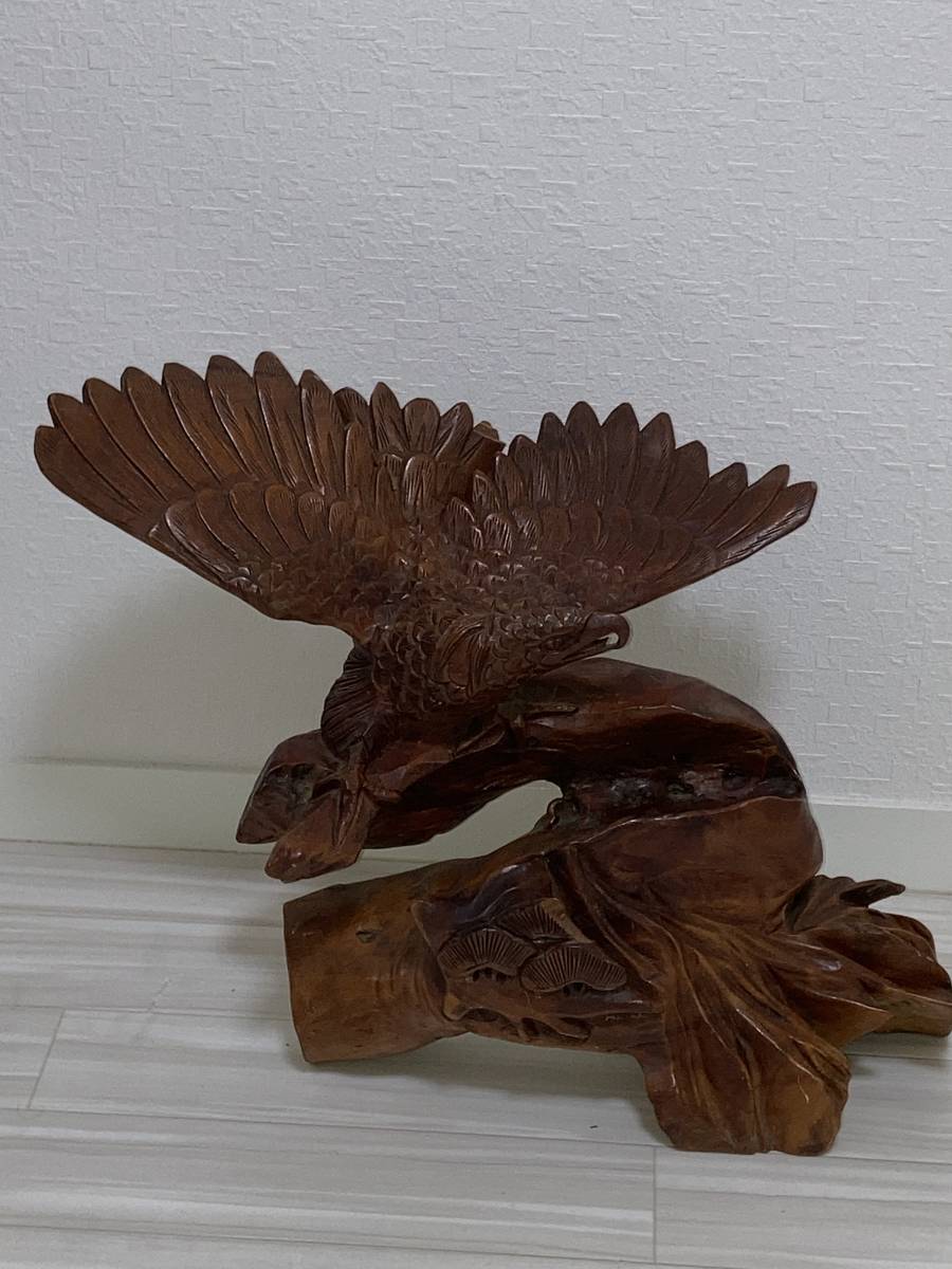木製彫刻 鷲と鹿のデザイン