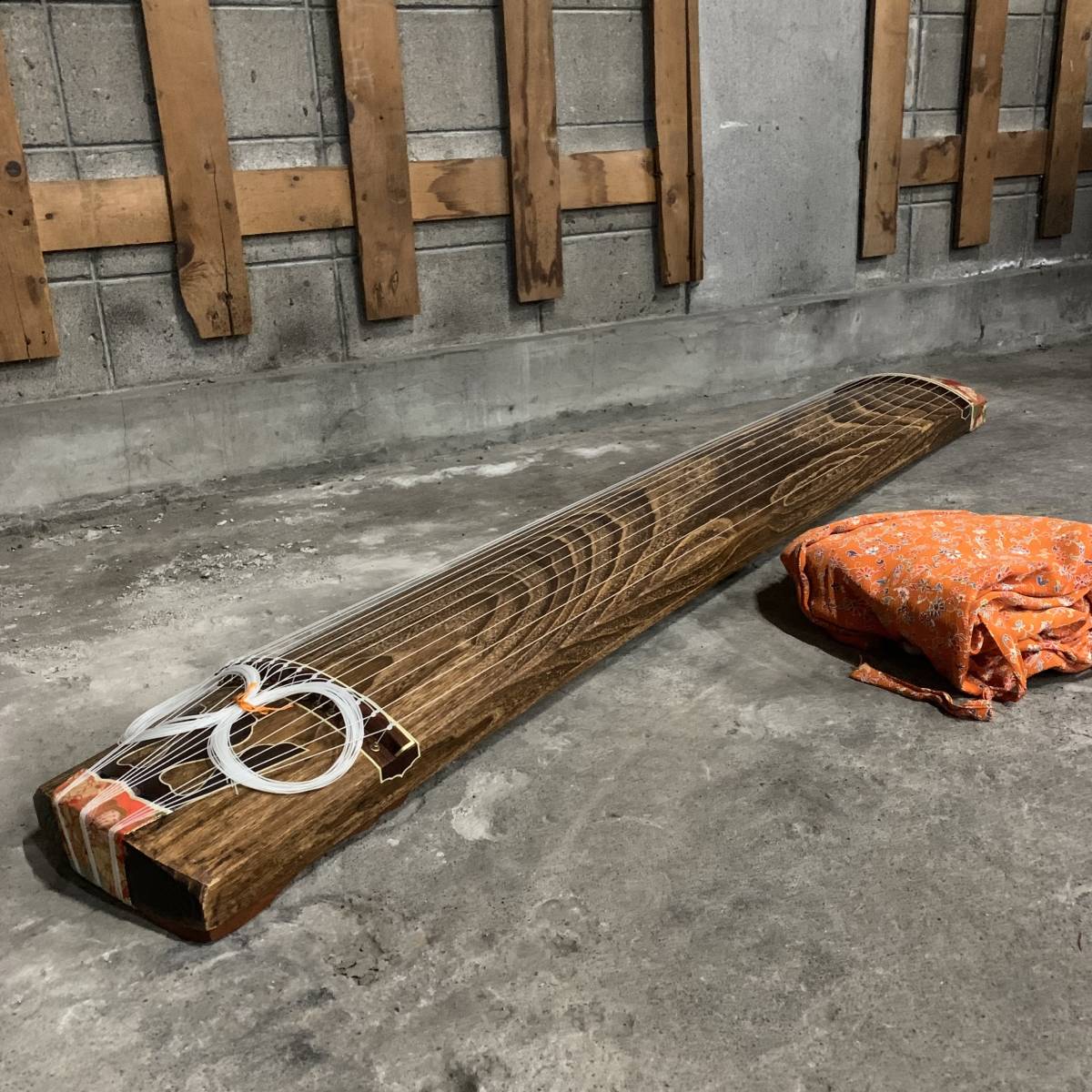 【良品】お琴 13弦 並甲 すだれ彫り 琴柱付き 良品】お琴 13弦 並甲 すだれ彫り 琴柱付き 良品】お琴 13弦 並甲