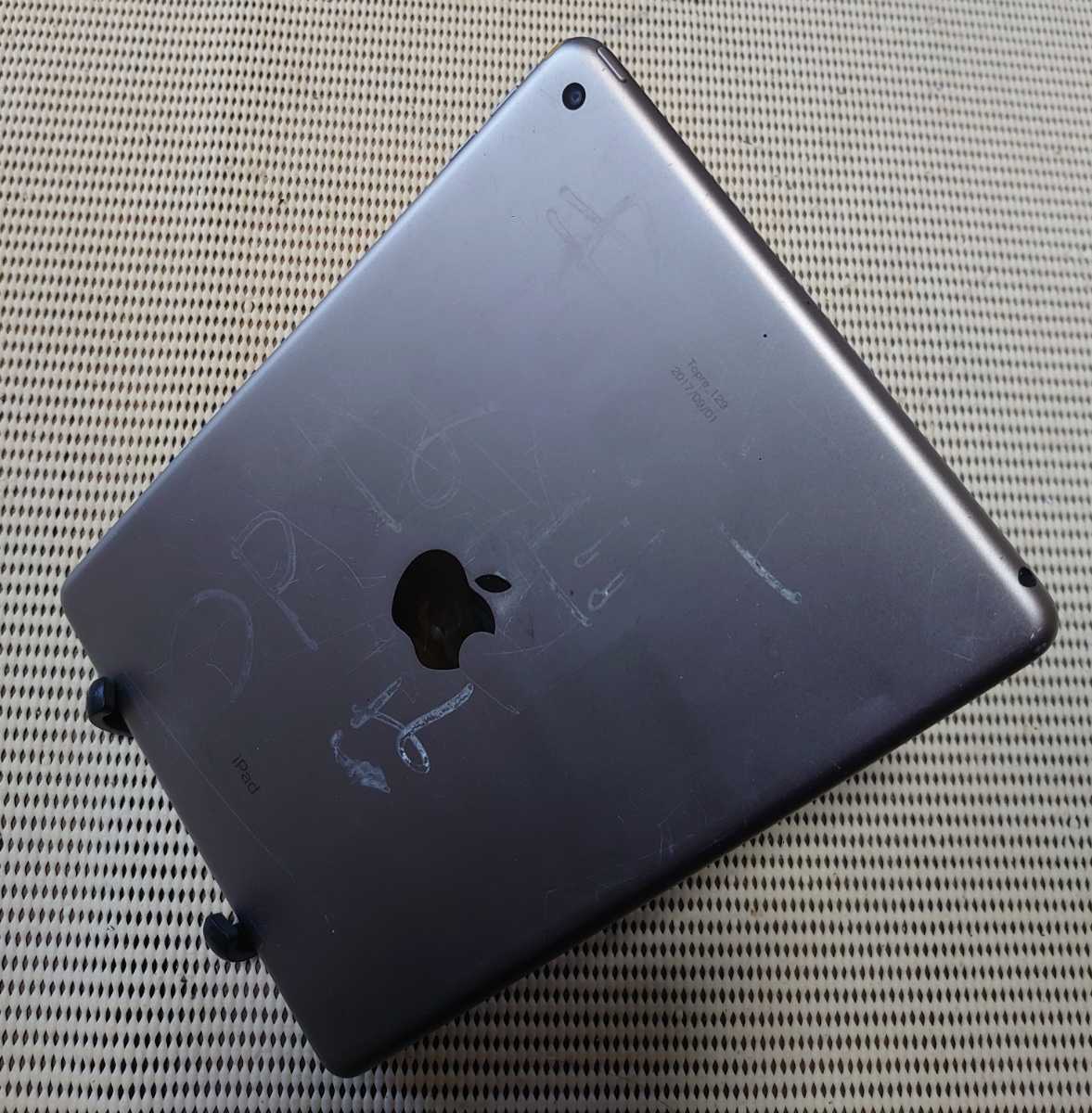 完動品液晶無傷iPad第5世代A1822本体32GBグレイ① 完動品液晶無傷iPad