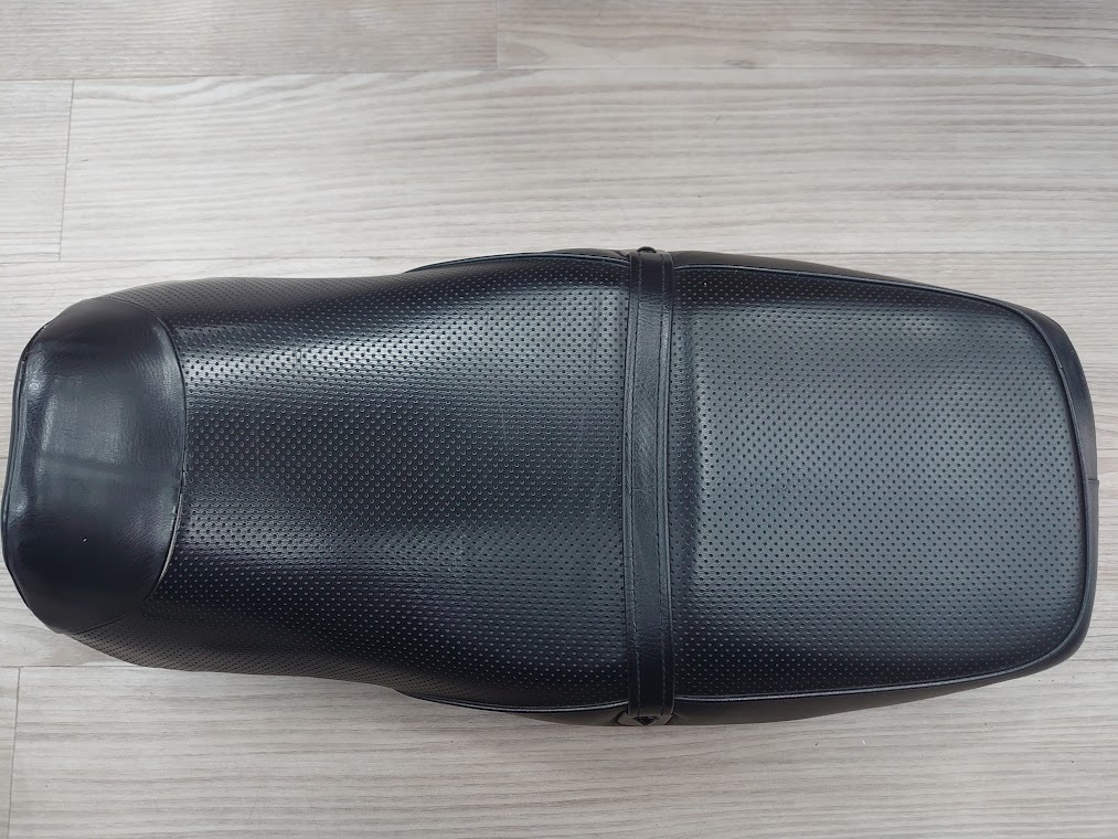 ●H　中古　01-XJR400Rから取り外し　純正シート　破れ汚れ凹み有　張替えのベースとしてお使い下さい。　10J23
