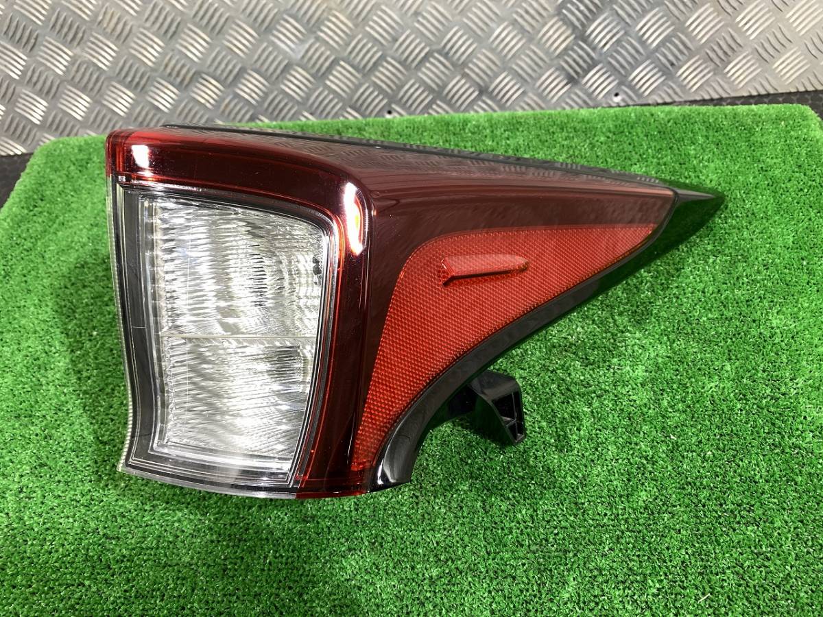 プリウス 右テールランプ 0 トヨタ 純正 ZVW50 テールランプ α⁄V R3年 