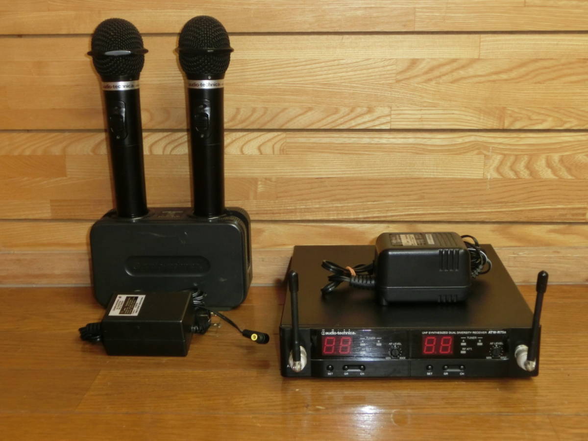 オーディオ機器 カラオケワイヤレスレシーバーと マイク2本 ATW-R75a