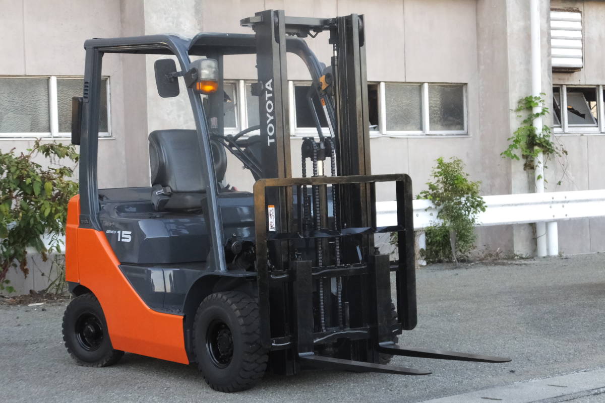 フォークリフト天井が低くても荷役できるフルフリーマスト仕様車で程度 