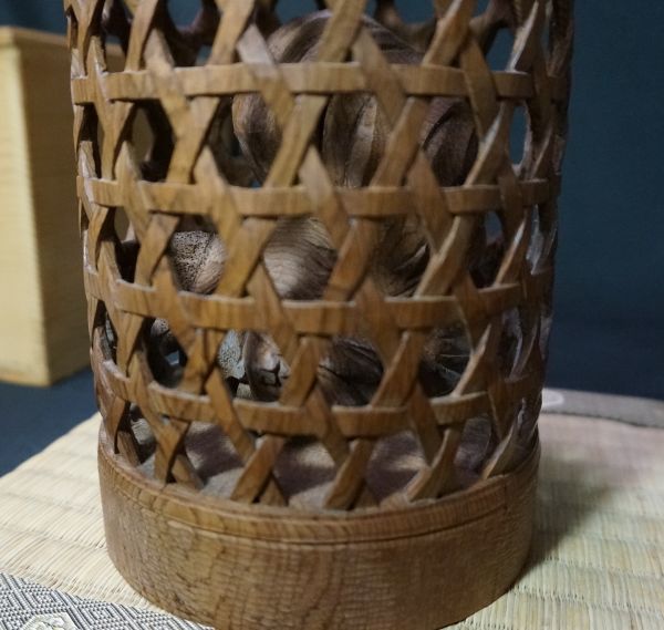 一位一刀彫 籠の鶏 一英作 飛騨高山 伝統工芸 高さ16cm(木工、竹工芸
