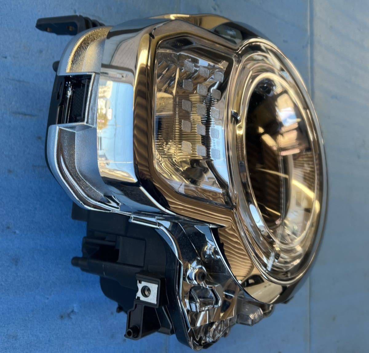 令和2年 SUZUKI、ハスラー右ヘッドライト 令和2年 SUZUKI、ハスラー右