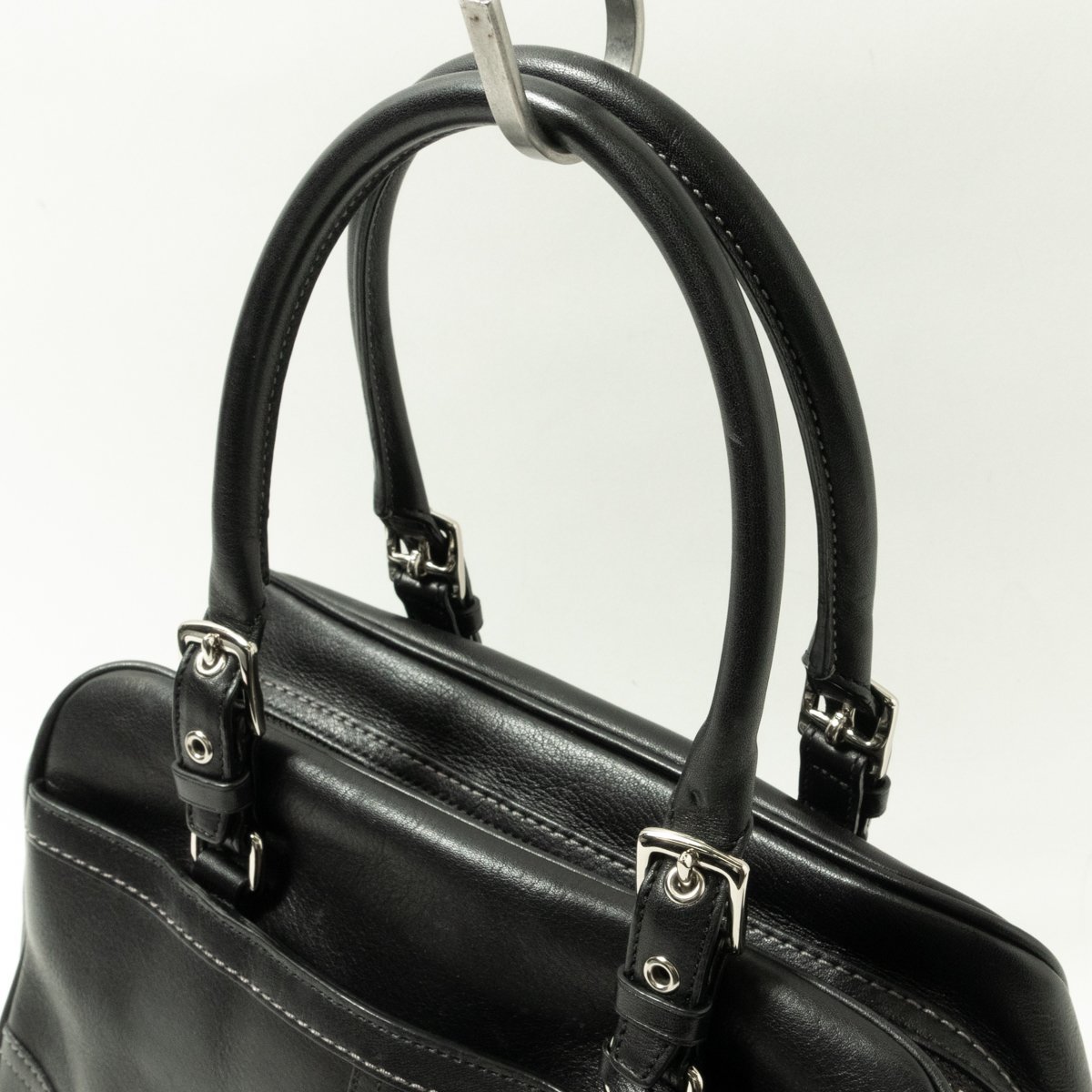 ハンドバッグ ファスナー開閉 レザー ブラック シルバー金具 底鋲 レディス 