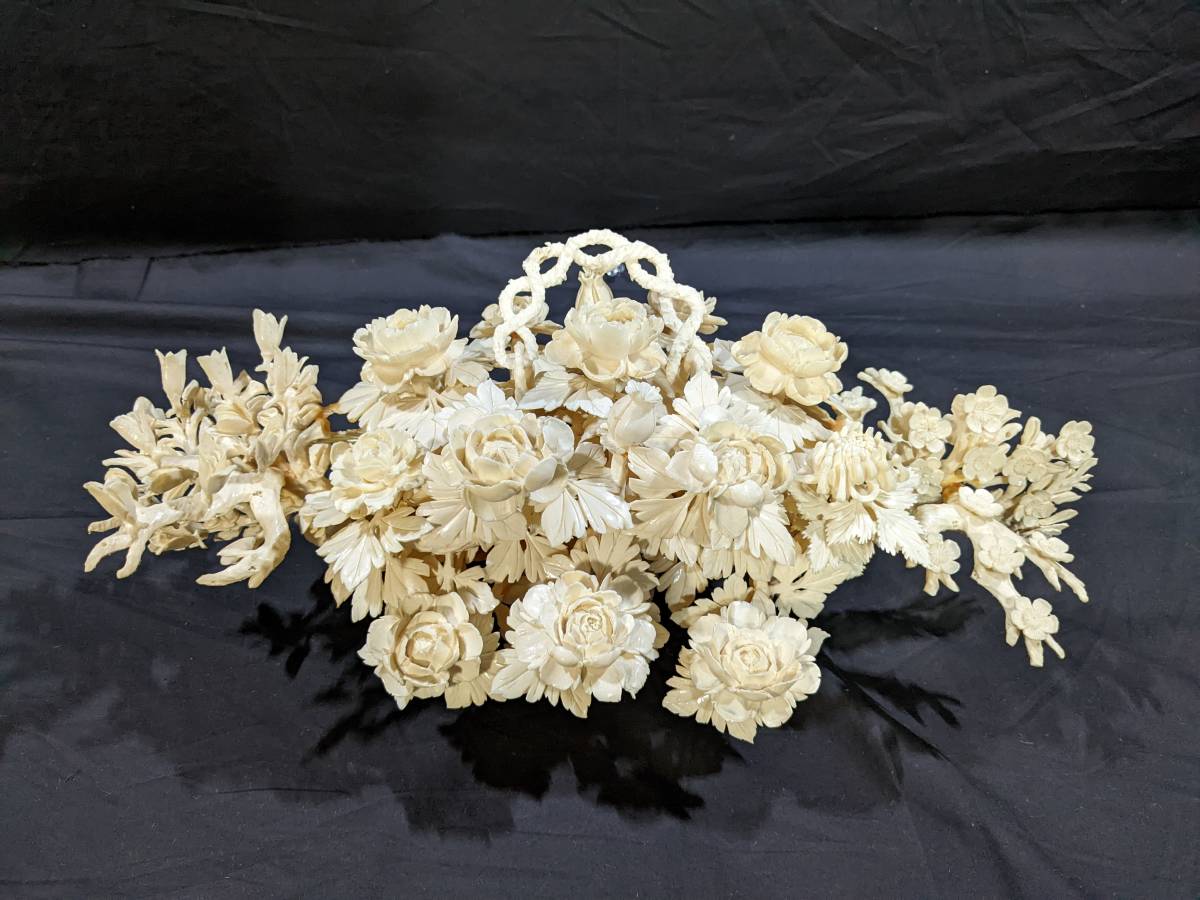 マンモス彫刻 象牙風 細密彫刻 花籠 重量約1.475㎏ ガラスケース付き