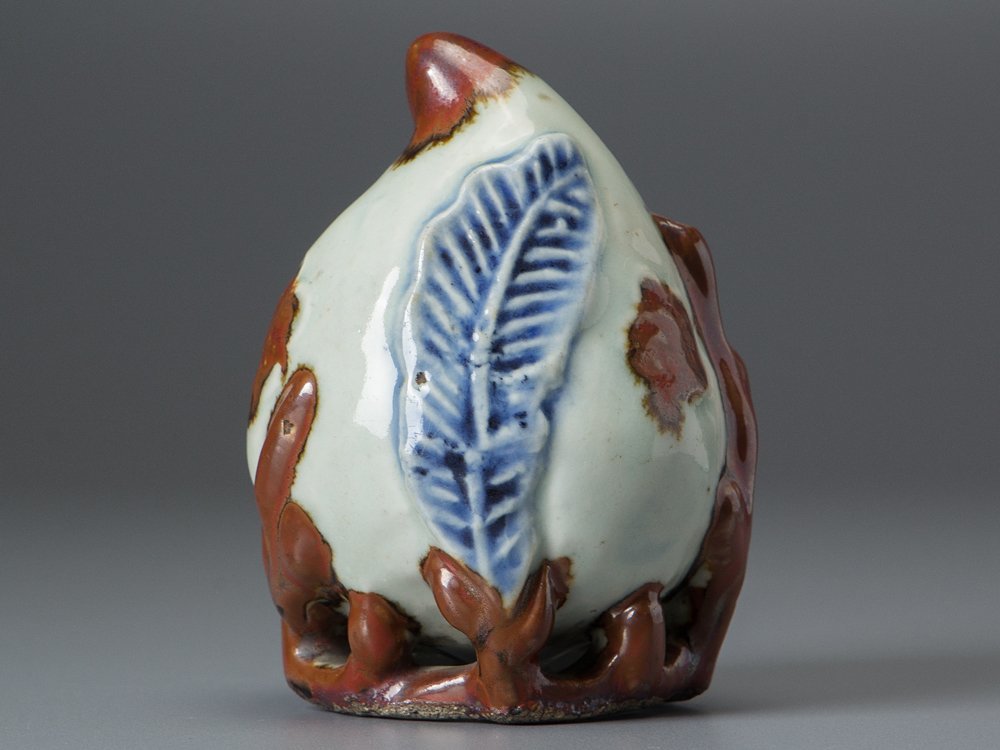 李朝 | 入蘆花（ロカニイル） 白磁青花辰砂桃形水滴（1392–1897CE） 染付