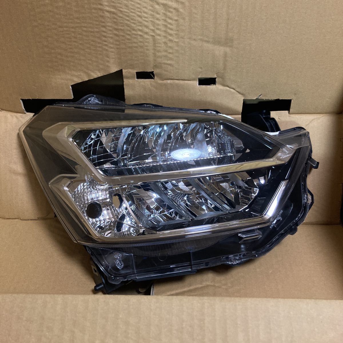 美品、割れ欠損無し L350S右LEDヘッドライト 81130-B2670 タント