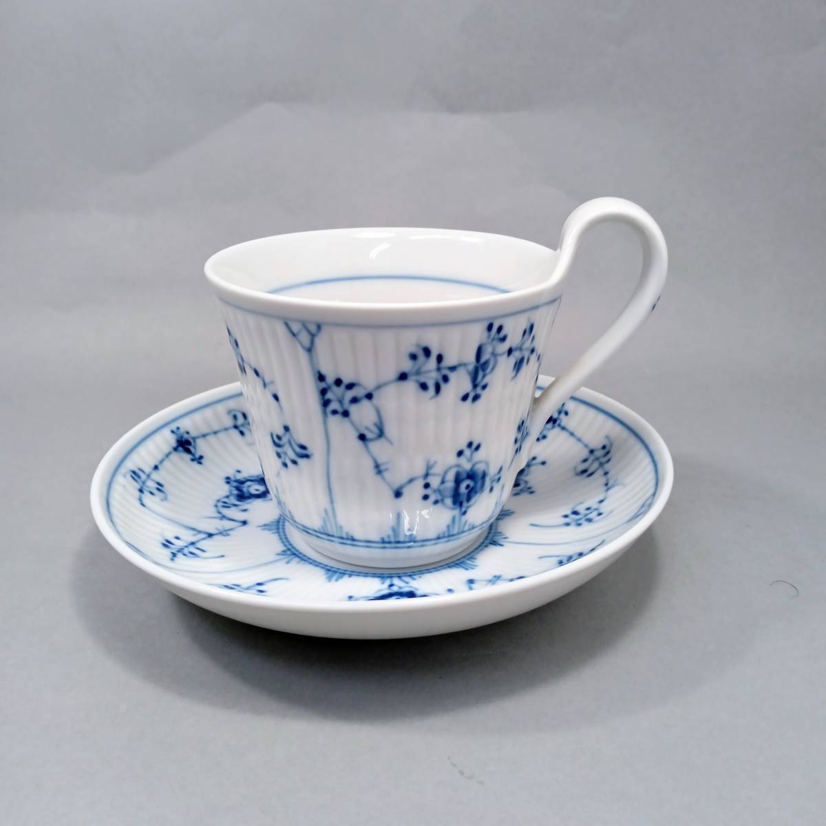 人気定番，大得価 ロイヤル コペンハーゲン Royal Copenhagen ブルーフルーテッド プレイン ハイハンドル カップ&ソーサー ys24099(ロイヤルコペンハーゲン)｜売買されたオークション情報、yahooの商品情報をアー ロイヤルコペンハーゲン