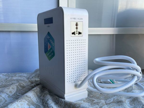 人気SALE，定番 動作確認済み 良品 UMIVC 変圧器 2000W 海外電気製品を日本