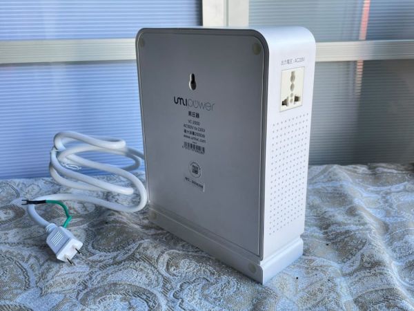 人気SALE，定番 動作確認済み 良品 UMIVC 変圧器 2000W 海外電気製品を日本