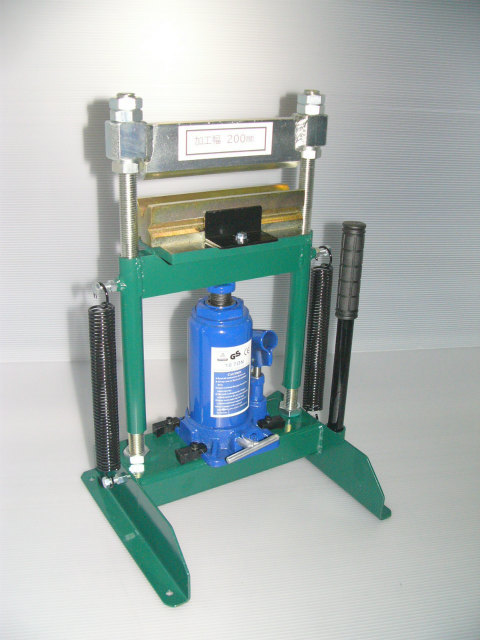 3ｔ×200㎜ 幅曲げ、卓上型油圧式折り曲げ機、油圧式プレートベンダー 10ton（オプション金型使用により最大6ｔ×100㎜幅の鉄板曲げ可能）