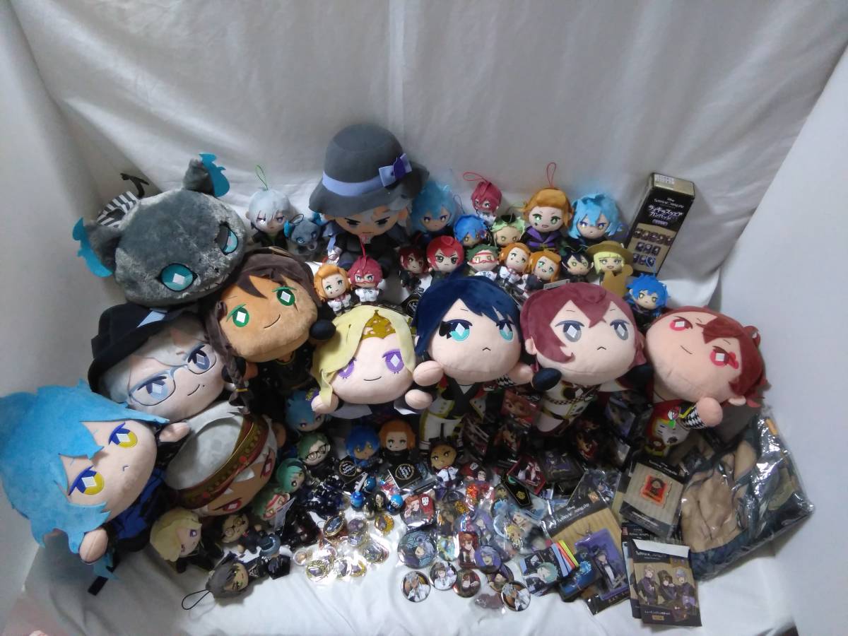 ツイステッドワンダーランド グッズ まとめ　グリムリドル エース デュース アズール レオナ Qposket 寝そべり　他