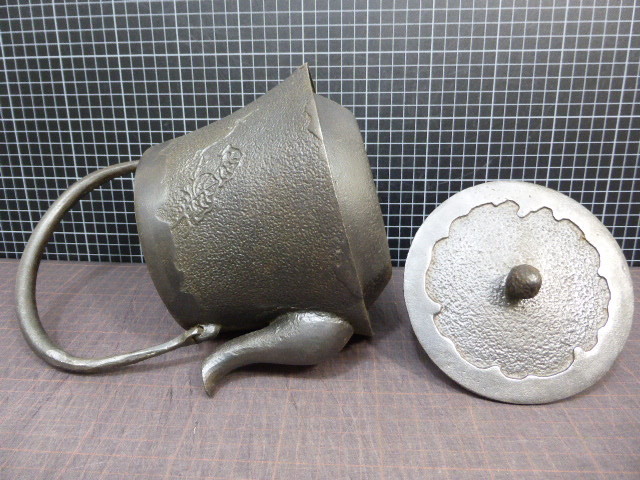 868 「無銘」南部鉄瓶 満水1800mL 重さ1980g 水漏れはありません