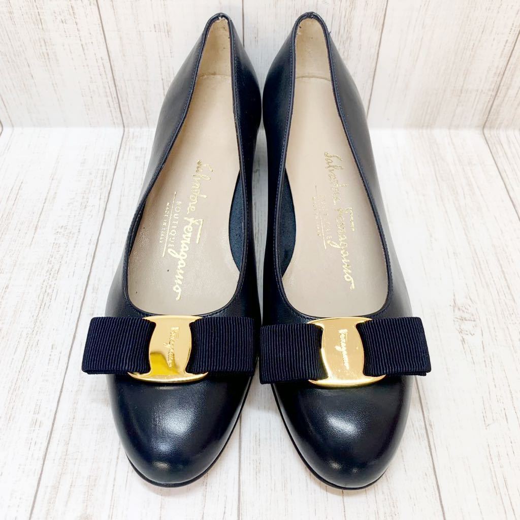 極美品 フェラガモ パンプス ヴァラ ネイビー 5 1/2 C Salvatore