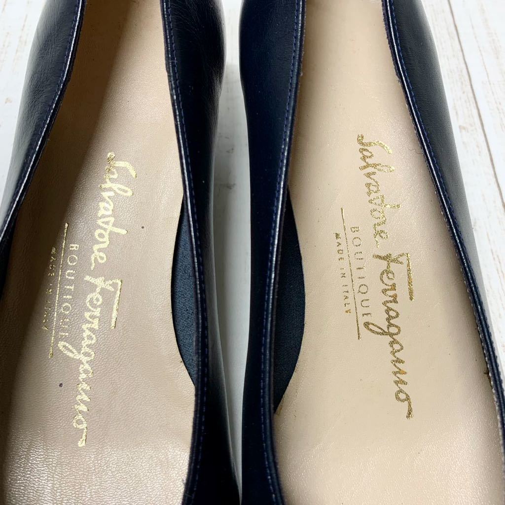 極美品 フェラガモ パンプス ヴァラ ネイビー 5 1/2 C Salvatore