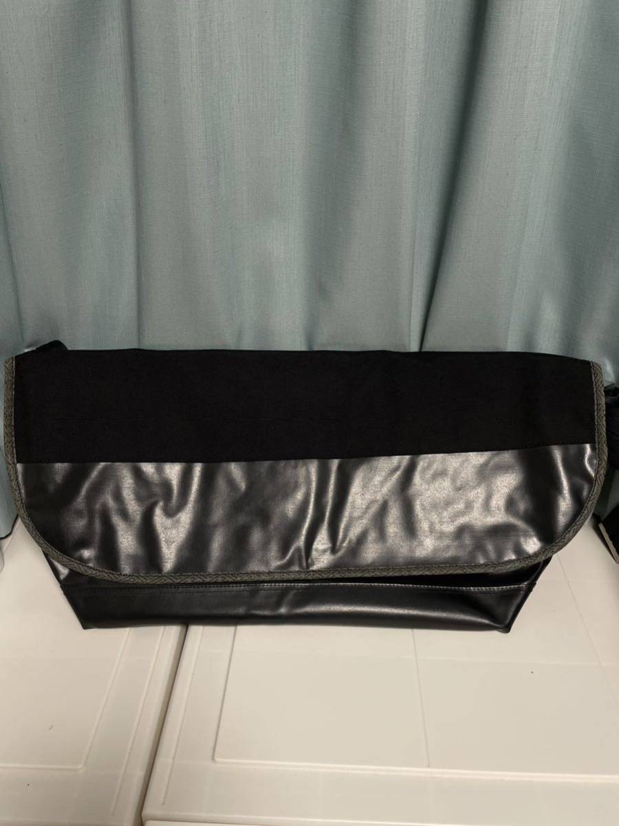 RESISTANT Wheel Master メッセンジャーバッグ ブラックxレッド 幾何