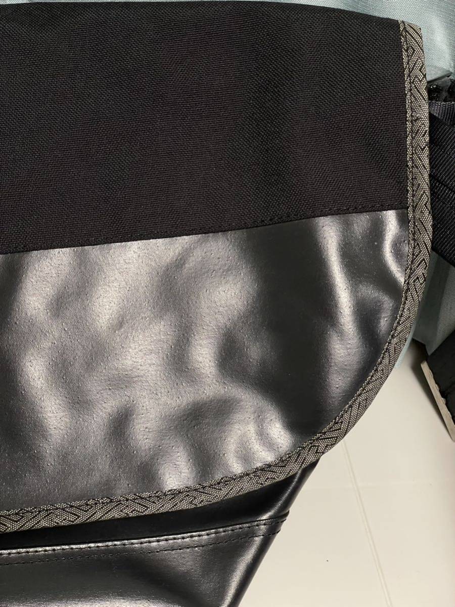 RESISTANT Wheel Master メッセンジャーバッグ ブラックxレッド 幾何