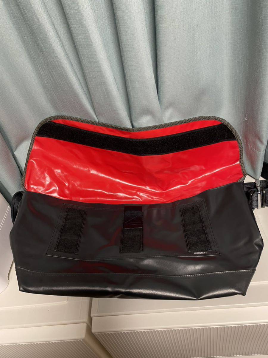 RESISTANT Wheel Master メッセンジャーバッグ ブラックxレッド 幾何