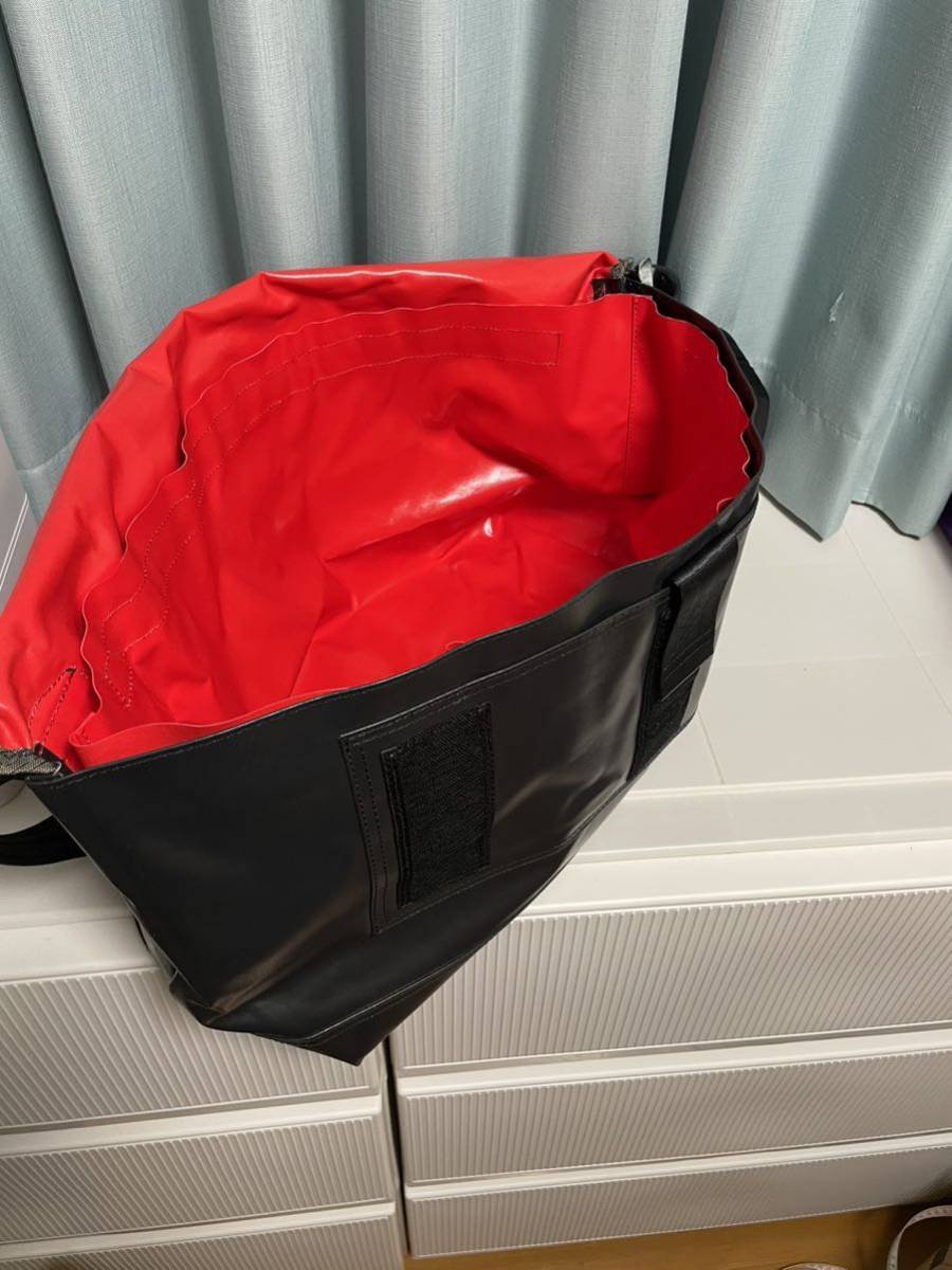 RESISTANT Wheel Master メッセンジャーバッグ ブラックxレッド 幾何