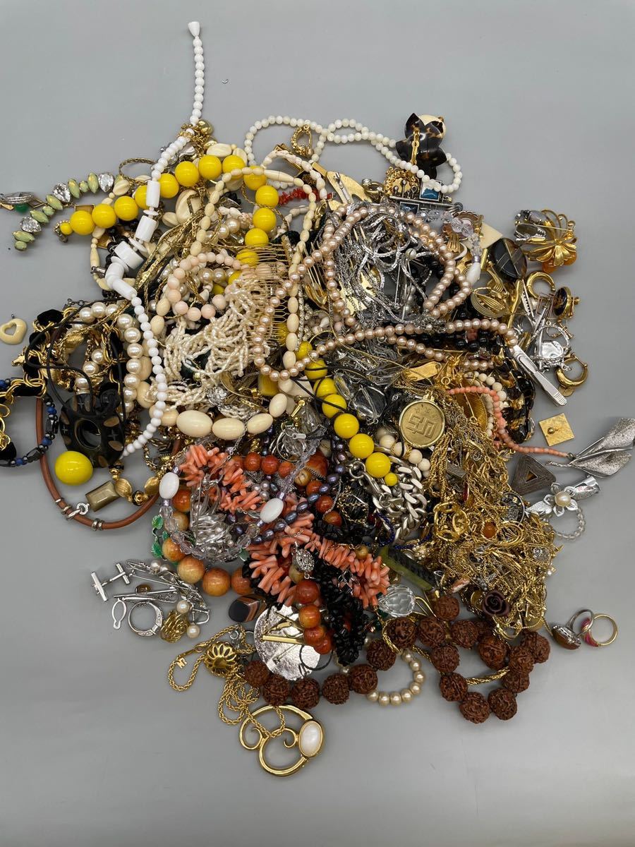 【Y-7】イミテーション大量まとめ　パール　珊瑚　ゴールド　シルバー　ネックレス　ブレスレット　イヤリング　ブローチ　など　破損有