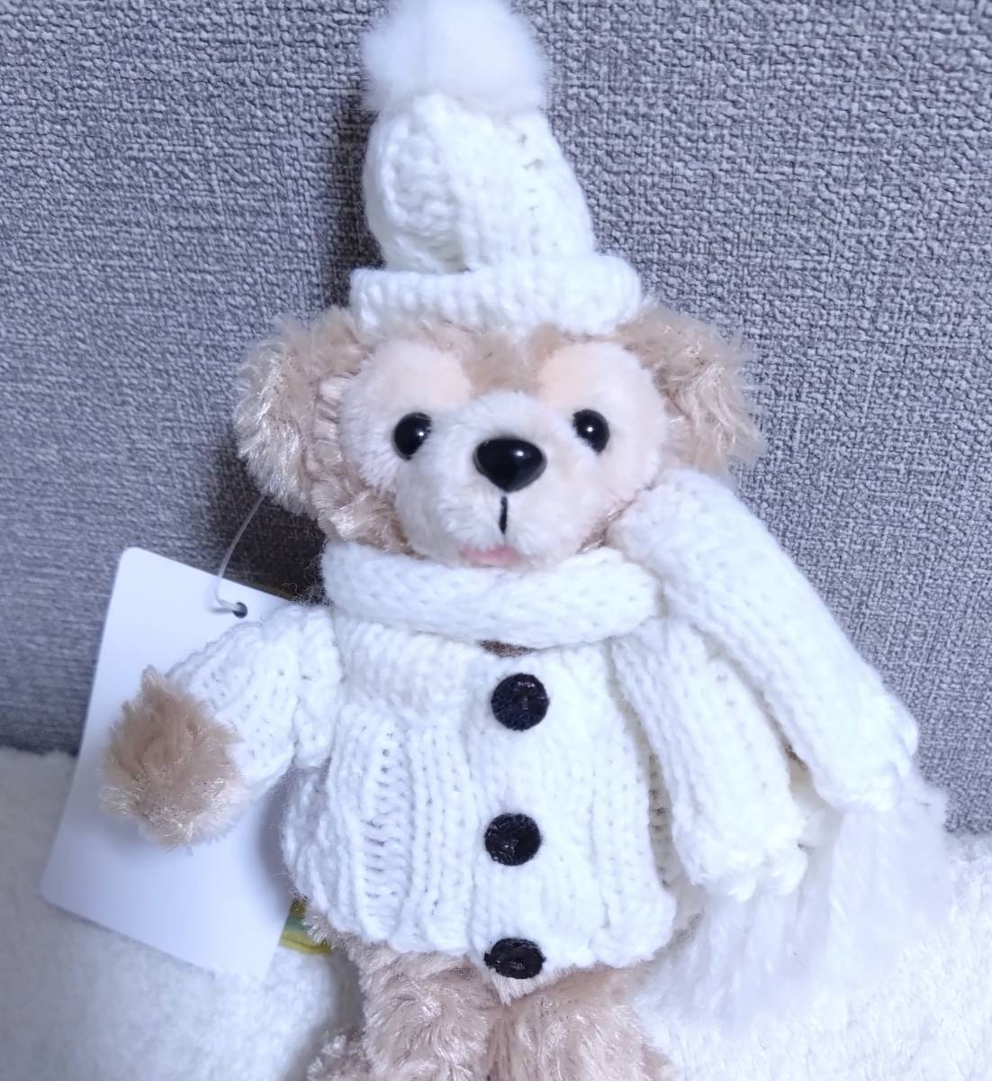 ダッフィー ぬいぐるみバッジ ぬいば 白セーター 白ニット マフラー