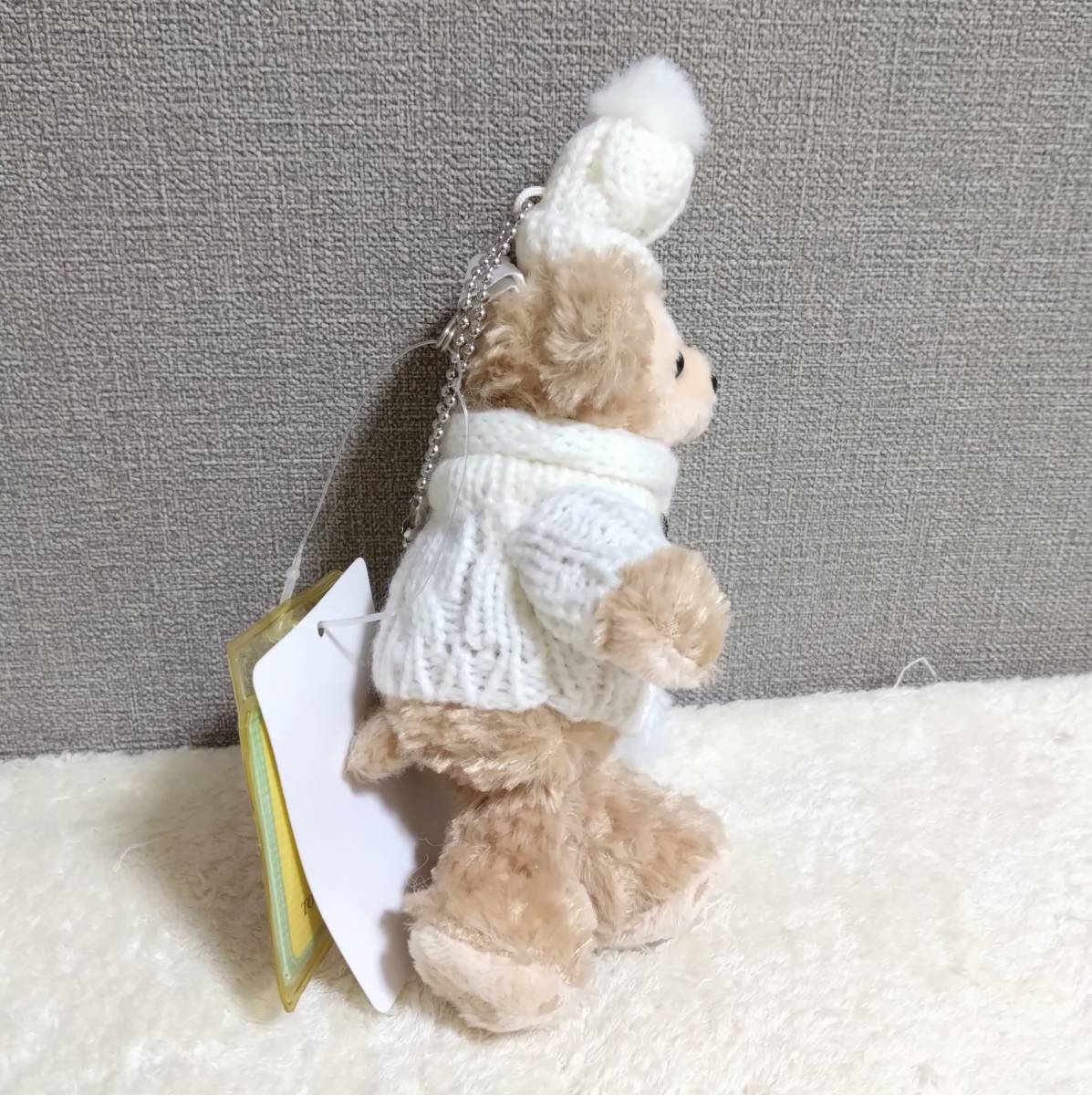 ダッフィー ぬいぐるみバッジ ぬいば 白セーター 白ニット マフラー
