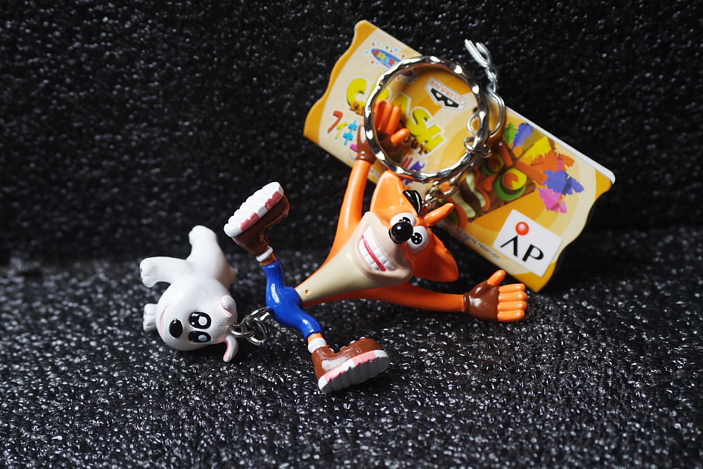 クラッシュバンディクー フィギュア キーホルダー シロクマ 紙タグ