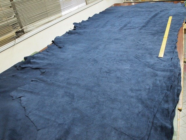 Y-23011629　国産 牛　吟付ベロア　310ds程度　半裁　1.0mm　ネイビー　1枚